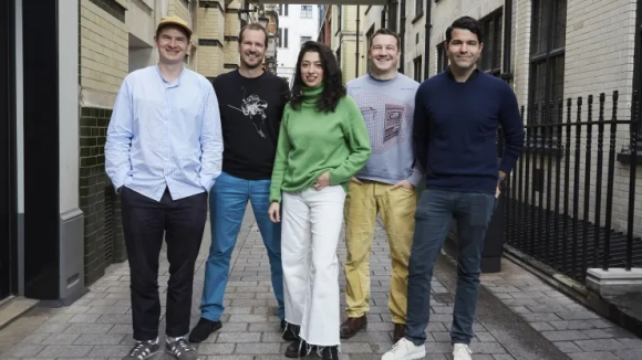 Partnerne i VC-firmaet Plural, som alle har gründerbakgrunn, ønsker å satse på startups i Europa. Fra venstre: Ian Hogarth, Taavet Hinrikus, Carina Namih, Sten Tamkivi og Khaled Helioui.