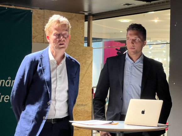 Økokrim-sjef Pål Lønseth (t.v.) og CEO Nikolai Gobel i Kaupang ser ikke likt på svartelisting av mikrotjenester.