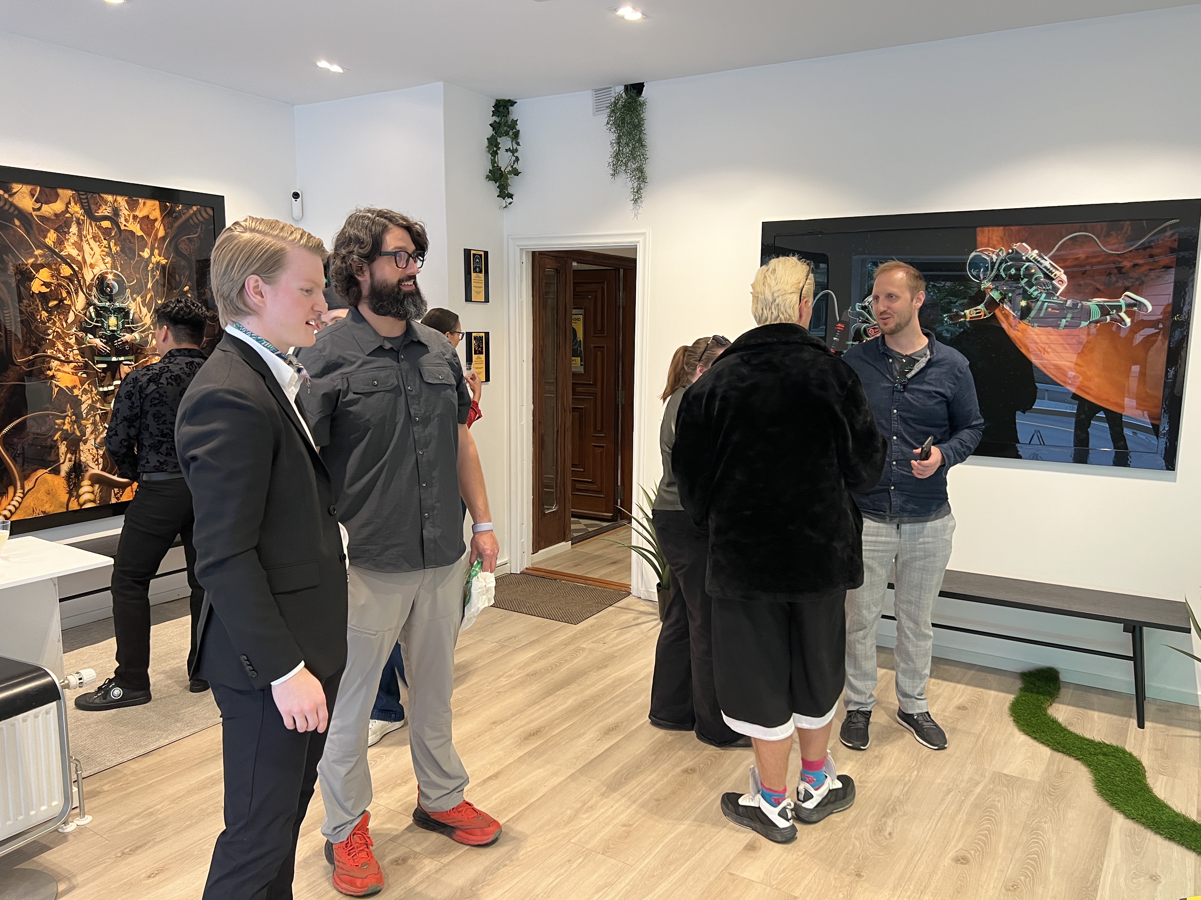 Ved åpningen av utstillingen i Blank Galleri i midten av september hadde også både internasjonale kunstnerkolleger og samlere funnet veien til Blank Galleri i Oslo.